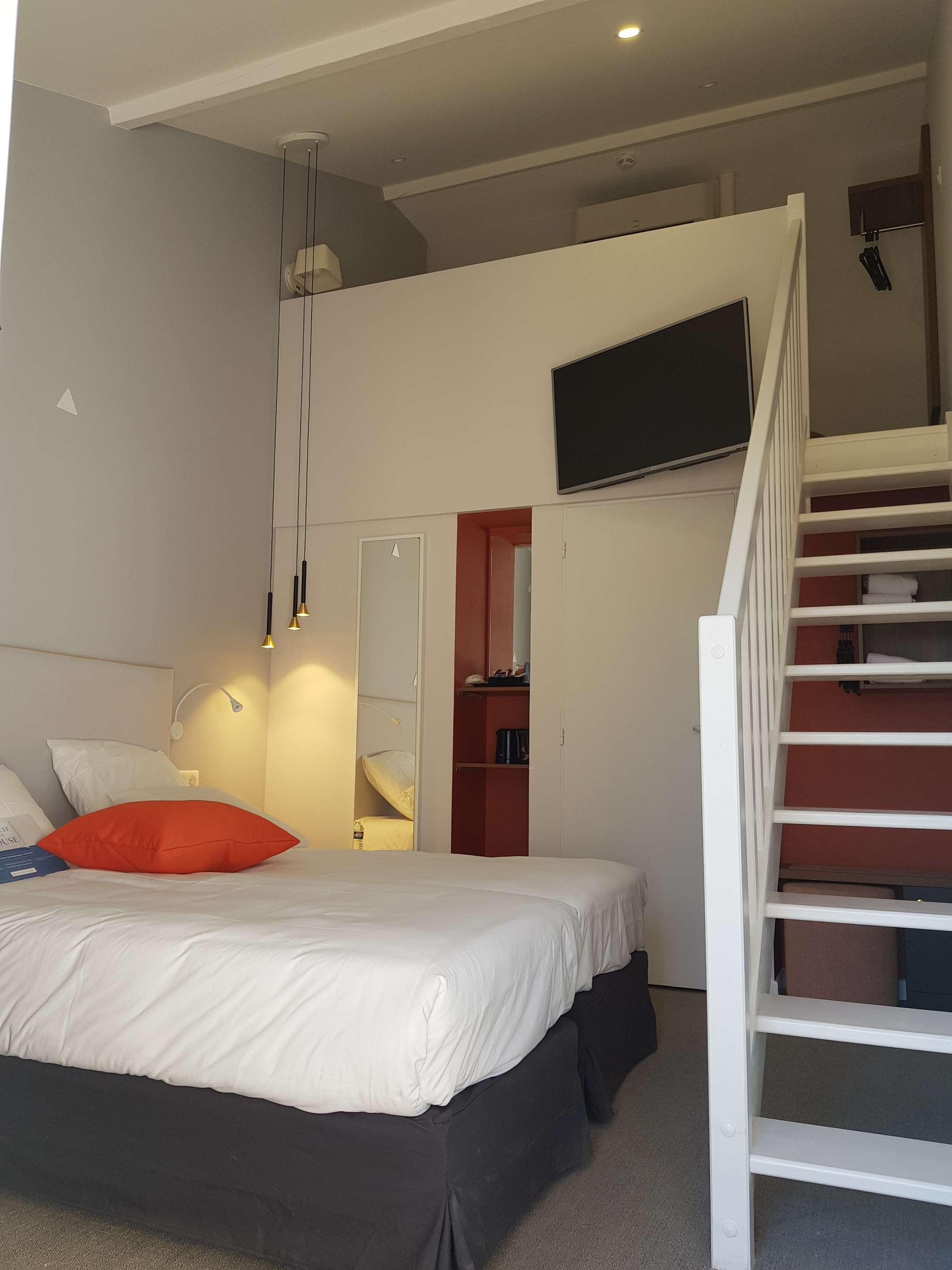 Kyriad Lyon Est - Saint Quentin Fallavier Exteriör bild
