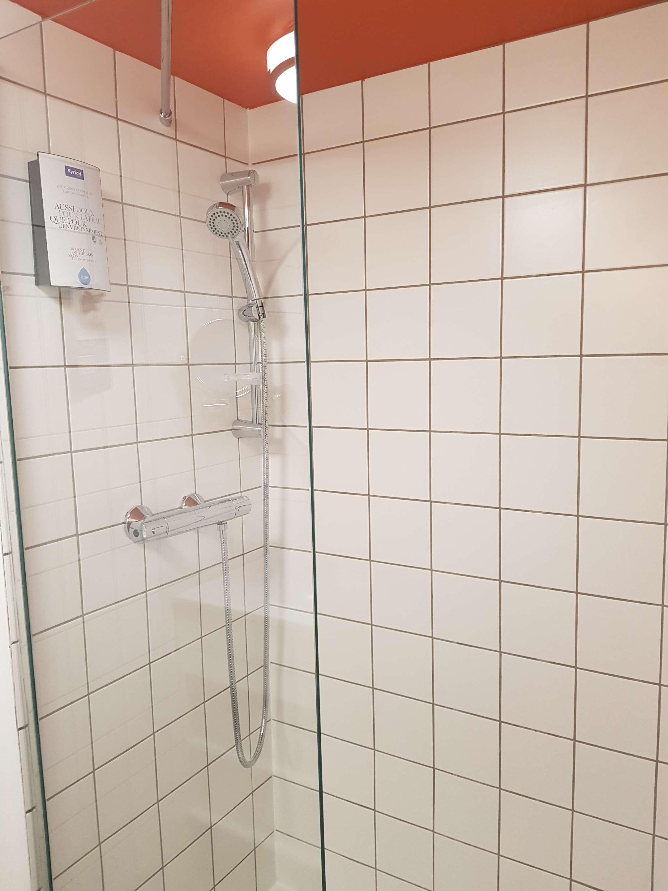 Kyriad Lyon Est - Saint Quentin Fallavier Exteriör bild