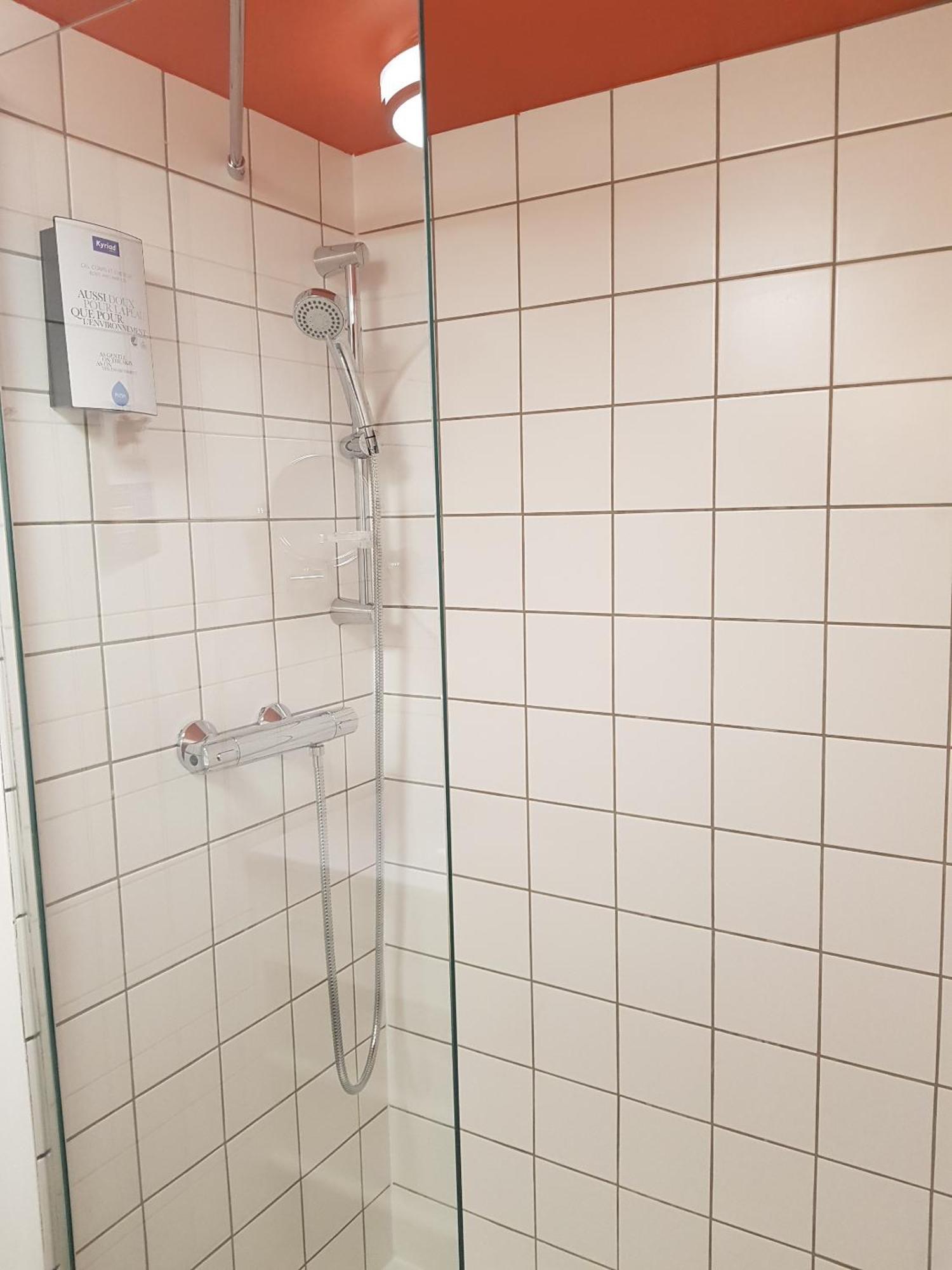 Kyriad Lyon Est - Saint Quentin Fallavier Exteriör bild